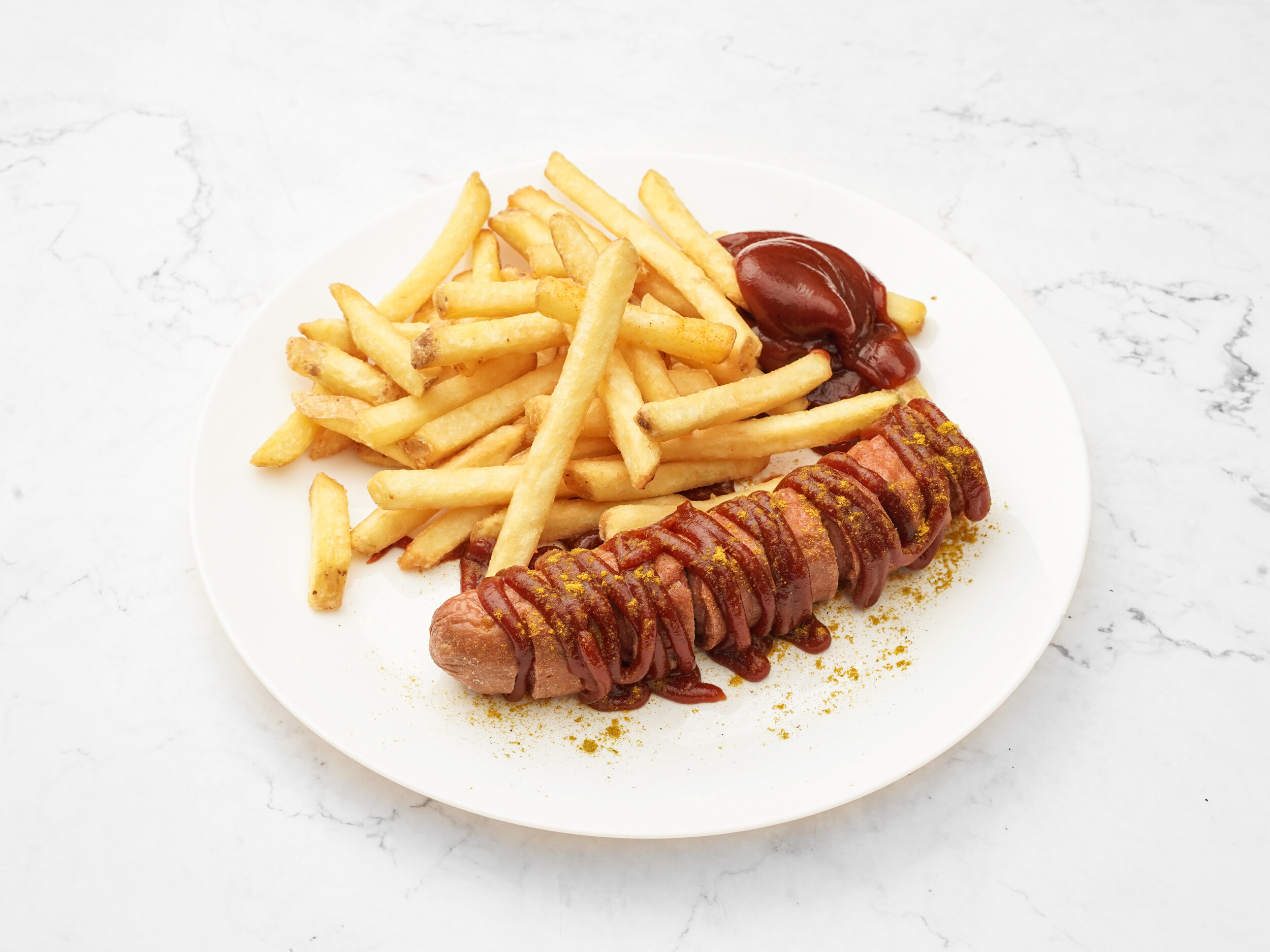 Knusprige Currywurst mit Pommes
